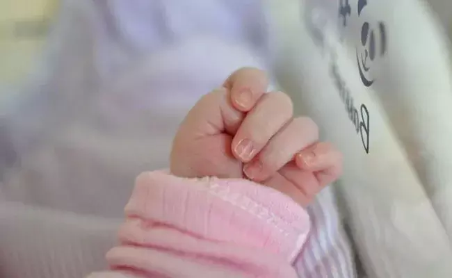 Eluru: వైద్యుల నిర్లక్ష్యంతో నెల రోజుల బాలుడు మృతి Eluru: వైద్యుల నిర్లక్ష్యంతో నెల రోజుల బాలుడు మృతి