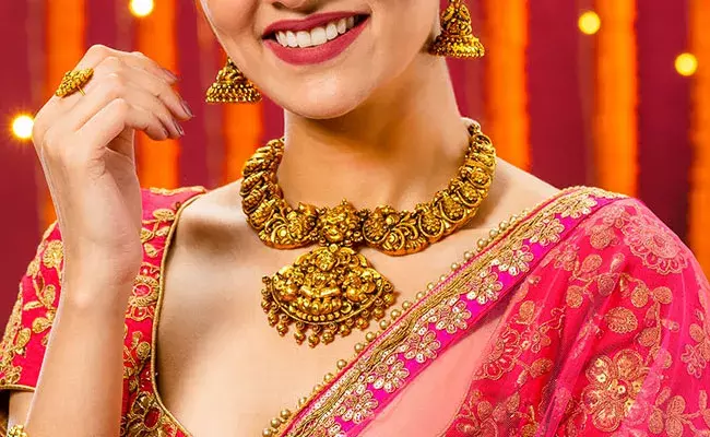 Gold and Silver Rates Today : తగ్గిన బంగారం, నిలకడగా ఉన్న వెండి ధరలు.. ఈ రోజు మార్కెట్లో ఈ విధంగా.. Gold and Silver Rates Today : తగ్గిన బంగారం, నిలకడగా ఉన్న వెండి ధరలు.. ఈ రోజు మార్కెట్లో ఈ విధంగా..