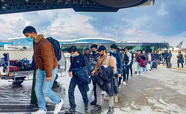 Ukraine: భారత వైద్య విద్యార్థులపై ఉక్రెయిన్-రష్యా యుద్ధ ప్రభావం.. భవిష్యత్ ప్రశ్నార్థకం Ukraine: భారత వైద్య విద్యార్థులపై ఉక్రెయిన్-రష్యా యుద్ధ ప్రభావం.. భవిష్యత్ ప్రశ్నార్థకం