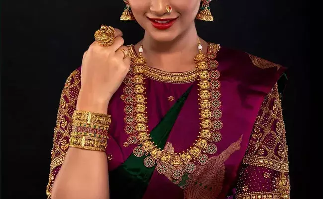 Gold and Silver Rates Today : తగ్గిన బంగారం, నిలకడగావెండి ధరలు.. ఈ రోజు మార్కెట్లో ఈ విధంగా.. Gold and Silver Rates Today : తగ్గిన బంగారం, నిలకడగావెండి ధరలు.. ఈ రోజు మార్కెట్లో ఈ విధంగా..