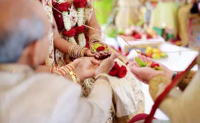 West Bengal: సోదరుడితో ప్రేమలో పడిన భార్య.. ఇద్దరికీ వివాహం చేసిన భర్త West Bengal: సోదరుడితో ప్రేమలో పడిన భార్య.. ఇద్దరికీ వివాహం చేసిన భర్త