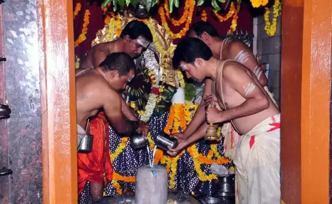 Karteeka Somavaram: కార్తీక మాసం మొదటి సోమవారం.. భక్తులతో కిటకిటలాడుతున్న శైవ క్షేత్రాలు