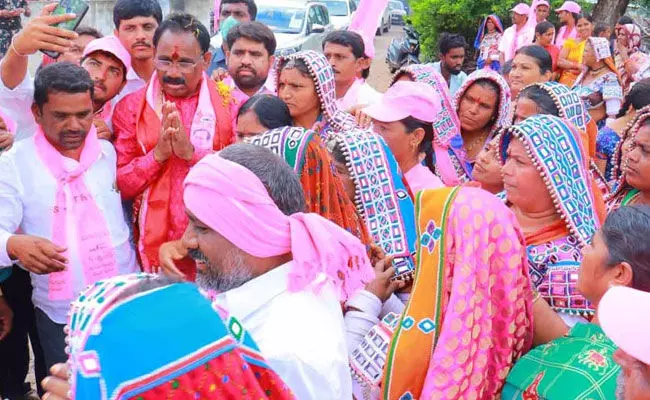 Munugode: మునుగోడు రాజకీయం.. హామీలు గుప్పిస్తున్న నేతలు.. Munugode: మునుగోడు రాజకీయం.. హామీలు గుప్పిస్తున్న నేతలు..