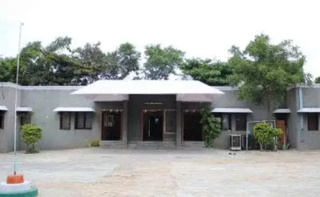 Raging: పశువైద్య కళాశాలలో ర్యాగింగ్.. 34 మంది విద్యార్థులు సస్పెండ్ Raging: పశువైద్య కళాశాలలో ర్యాగింగ్.. 34 మంది విద్యార్థులు సస్పెండ్