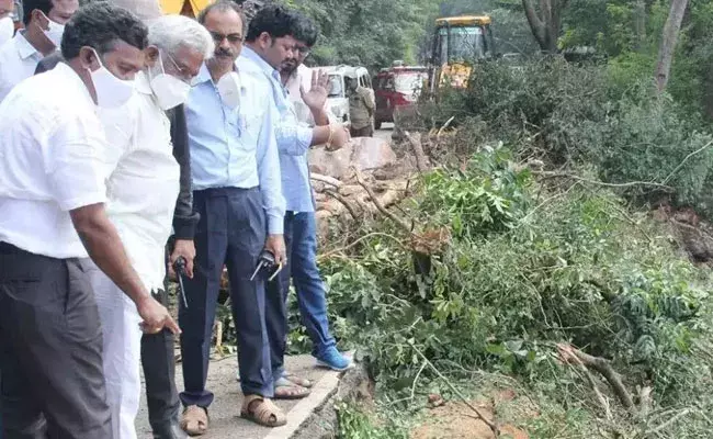 Tirumala: తిరుమల ఘాట్ రోడ్.. లోయలోకి దూకిన ఇద్దరు యువకులు Tirumala: తిరుమల ఘాట్ రోడ్.. లోయలోకి దూకిన ఇద్దరు యువకులు