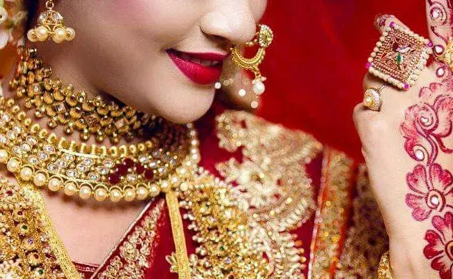 Gold and Silver Rates Today : తగ్గిన బంగారం, పెరిగిన వెండి ధరలు.. ఈ రోజు మార్కెట్లో ఈ విధంగా..