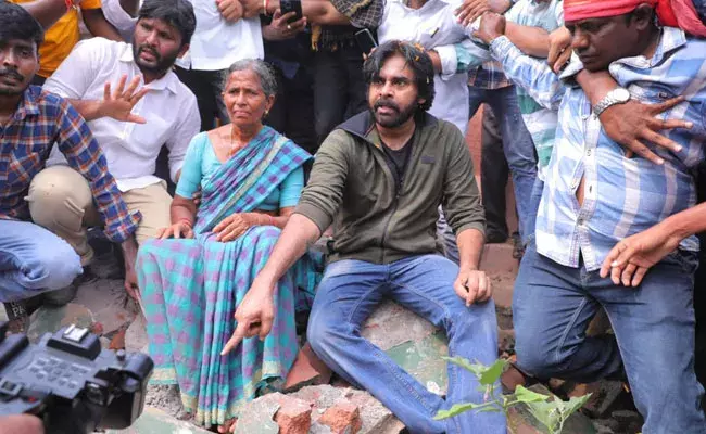 Pawan Kalyan: గుంతలు పూడ్చలేని మీరు.. ఇళ్లను కూలుస్తారా: జగన్ సర్కార్పై పవన్ ఫైర్ Pawan Kalyan: గుంతలు పూడ్చలేని మీరు.. ఇళ్లను కూలుస్తారా: జగన్ సర్కార్పై పవన్ ఫైర్