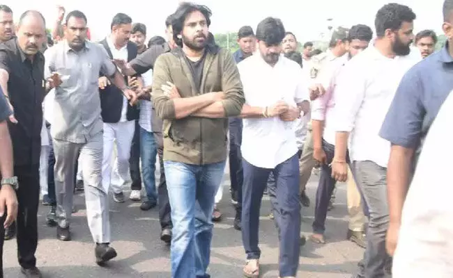 Pawan Kalyan: ఇప్పటం బాధితులకు పవన్ ఆర్థిక సాయం.. Pawan Kalyan: ఇప్పటం బాధితులకు పవన్ ఆర్థిక సాయం..