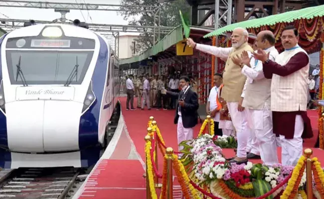 Vande Bharat Express: తొలి వందే భారత్ ఎక్స్ప్రెస్ను ప్రారంభించిన ప్రధాని.. Vande Bharat Express: తొలి వందే భారత్ ఎక్స్ప్రెస్ను ప్రారంభించిన ప్రధాని..