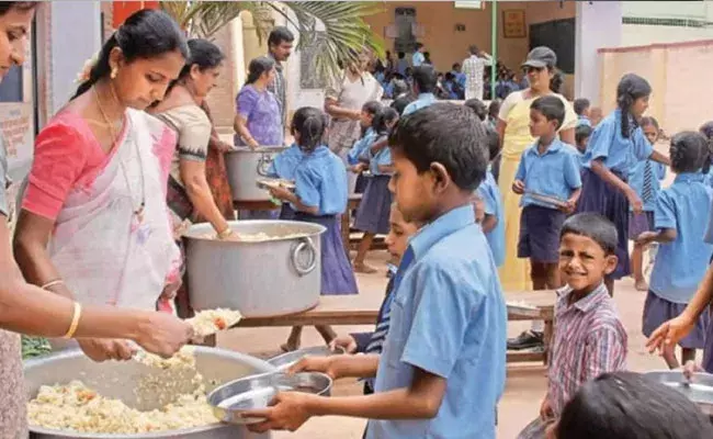 Bihar: మధ్యాహ్న భోజనంలో బల్లి.. 200 మంది విద్యార్ధులకు అస్వస్థత Bihar: మధ్యాహ్న భోజనంలో బల్లి.. 200 మంది విద్యార్ధులకు అస్వస్థత