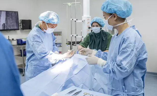 Uttar Pradesh: డాక్టర్ల ఘాతూకం.. వైద్యం చేస్తూ కిడ్నీ మాయం