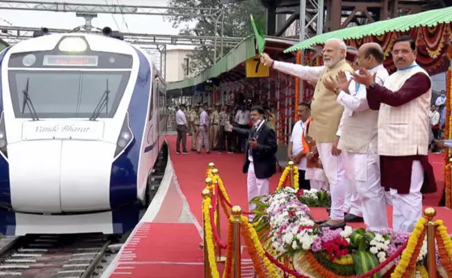 Vande Bharat Express: తొలి వందే భారత్ ఎక్స్ప్రెస్ను ప్రారంభించిన ప్రధాని.. Vande Bharat Express: తొలి వందే భారత్ ఎక్స్ప్రెస్ను ప్రారంభించిన ప్రధాని..