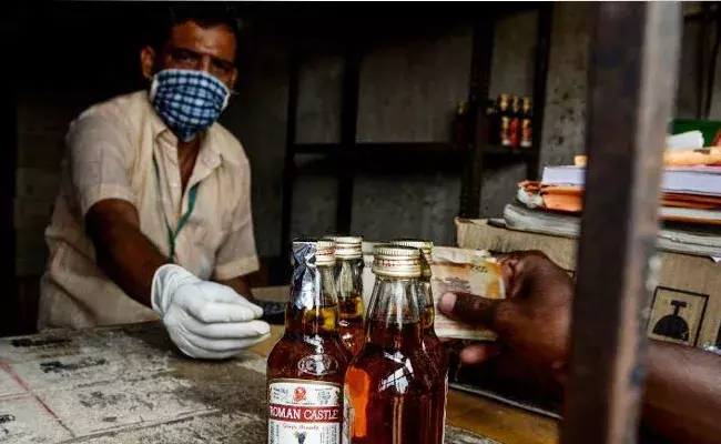 Andhra Pradesh: 2024 ఎన్నికల నాటికి స్టార్ హోటళ్లలో తప్ప మద్యం బాటిళ్లు కనిపించకుండా చేస్తాం: సీఎం జగన్ Andhra Pradesh: 2024 ఎన్నికల నాటికి స్టార్ హోటళ్లలో తప్ప మద్యం బాటిళ్లు కనిపించకుండా చేస్తాం: సీఎం జగన్