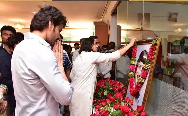 Super Star Krishna: ఒక శకం ముగిసింది.. : అశ్రునయనాలతో కృష్ణకు అంతిమ వీడ్కోలు Super Star Krishna: ఒక శకం ముగిసింది.. : అశ్రునయనాలతో కృష్ణకు అంతిమ వీడ్కోలు
