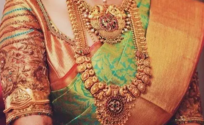 Gold and Silver Rates Today : నిలకడగా బంగారం, తగ్గిన వెండి ధరలు.. ఈ రోజు మార్కెట్లో ఈ విధంగా.. Gold and Silver Rates Today : నిలకడగా బంగారం, తగ్గిన వెండి ధరలు.. ఈ రోజు మార్కెట్లో ఈ విధంగా..