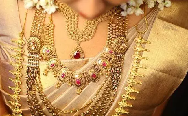 Gold and Silver Rates Today : తగ్గిన బంగారం, వెండి ధరలు.. ఈ రోజు మార్కెట్లో ఈ విధంగా.. Gold and Silver Rates Today : తగ్గిన బంగారం, వెండి ధరలు.. ఈ రోజు మార్కెట్లో ఈ విధంగా..
