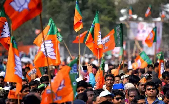 Gujarat : నేతల చూపు గుజరాత్ వైపు.. గెలుపే లక్ష్యంగా.. Gujarat : నేతల చూపు గుజరాత్ వైపు.. గెలుపే లక్ష్యంగా..