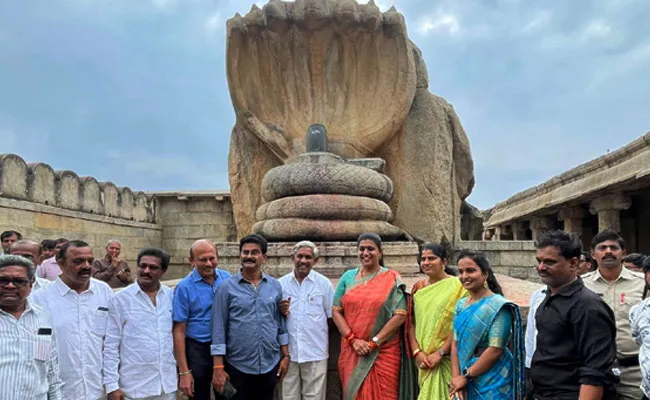 Minister Roja: మంత్రి రోజా ప్రవర్తనపై భక్తుల అసహనం.. Minister Roja: మంత్రి రోజా ప్రవర్తనపై భక్తుల అసహనం..