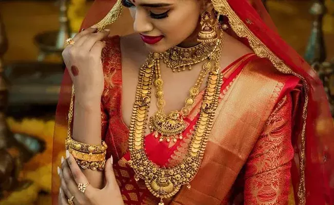 Gold and Silver Rates Today : తగ్గిన బంగారం, వెండి ధరలు.. ఈ రోజు మార్కెట్లో ఈ విధంగా..