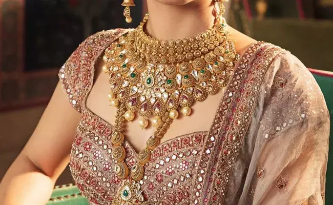 Gold and Silver Rates Today : నిలకడగా బంగారం, తగ్గిన వెండి ధరలు.. ఈ రోజు మార్కెట్లో ఈ విధంగా.. Gold and Silver Rates Today : నిలకడగా బంగారం, తగ్గిన వెండి ధరలు.. ఈ రోజు మార్కెట్లో ఈ విధంగా..