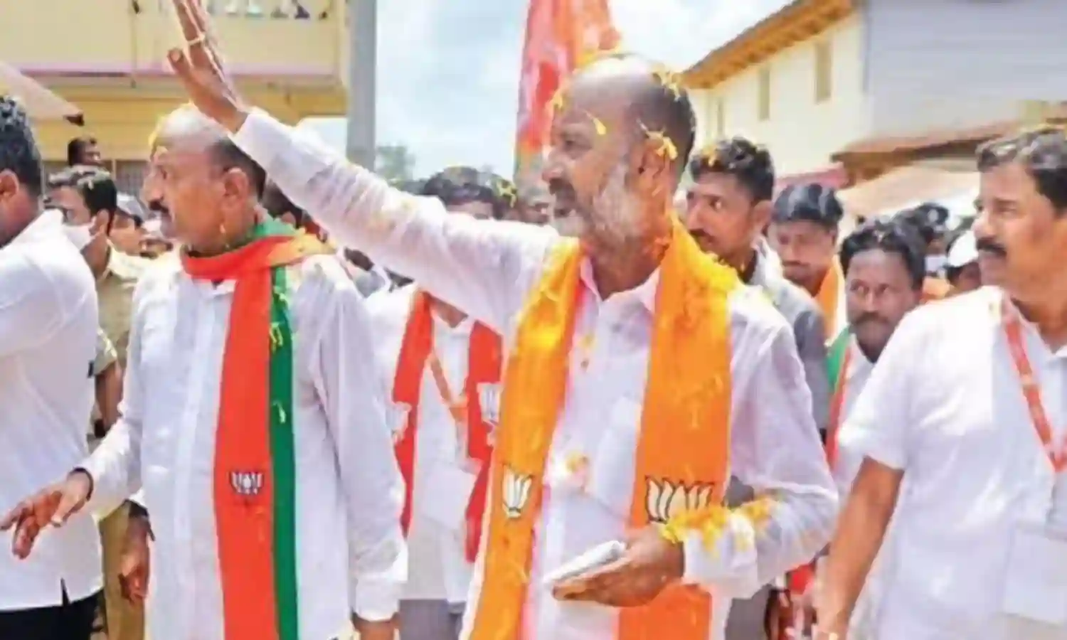 Bandi Sanjay: బండి సంజయ్ ప్రజా సంగ్రామ యాత్ర.. తెలంగాణలో కాక Bandi Sanjay: బండి సంజయ్ ప్రజా సంగ్రామ యాత్ర.. తెలంగాణలో కాక
