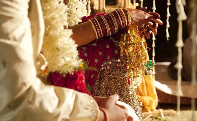 Uttar Pradesh: అతిధుల ముందు పెళ్లికొడుకు చేసిన పని.. ఆగ్రహంతో పెళ్లికూతురు Uttar Pradesh: అతిధుల ముందు పెళ్లికొడుకు చేసిన పని.. ఆగ్రహంతో పెళ్లికూతురు