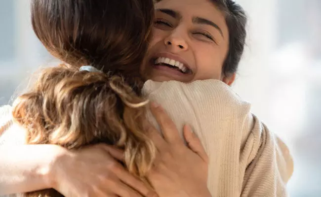 Hugging: సంతోషకరమైన హార్మోన్లు విడుదల చేసే కౌగిలింత.. Hugging: సంతోషకరమైన హార్మోన్లు విడుదల చేసే కౌగిలింత..