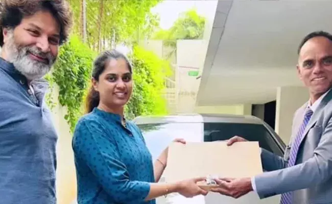 Trivikram Srinivas: త్రివిక్రమ్ గ్యారేజ్లో కొత్త బీఎండబ్ల్యు.. Trivikram Srinivas: త్రివిక్రమ్ గ్యారేజ్లో కొత్త బీఎండబ్ల్యు..