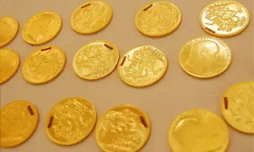 Eluru: పొలంలో దొరికిన 18 బంగారు నాణేలు..    .