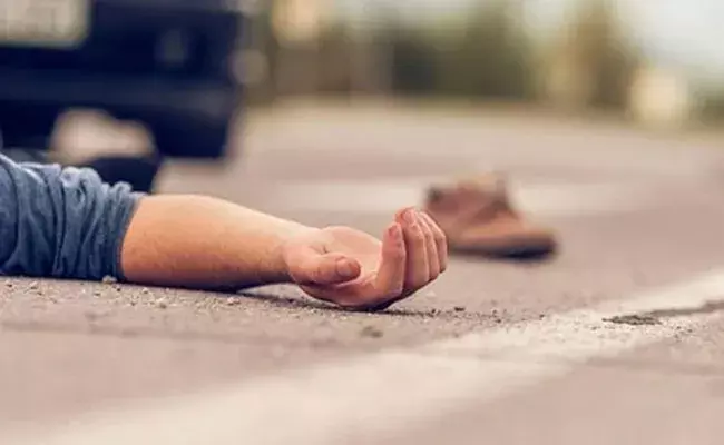 Road Accident: భవానీ భక్తులను ఢీకొన్న కారు.. ఇద్దరు మృతి Road Accident: భవానీ భక్తులను ఢీకొన్న కారు.. ఇద్దరు మృతి