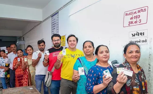 Gujarath: గుజరాత్‌లో రెండో దశ పోలింగ్.. బారులు తీరిన ఓటర్లు