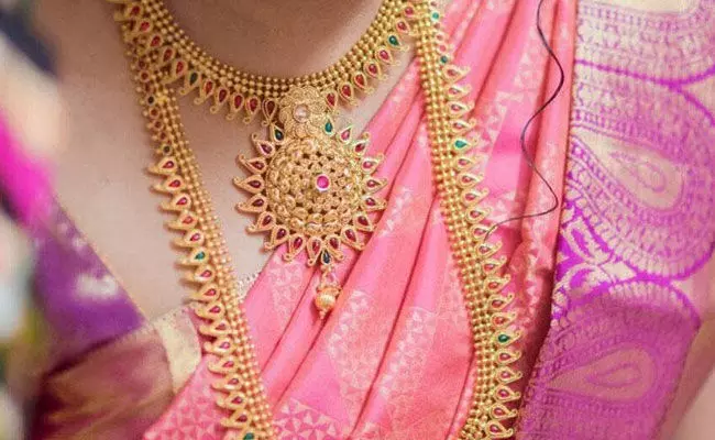 Gold and Silver Rates Today : నిలకడగా బంగారం, పెరిగిన వెండి ధరలు.. ఈ రోజు మార్కెట్లో ఈ విధంగా.. Gold and Silver Rates Today : నిలకడగా బంగారం, పెరిగిన వెండి ధరలు.. ఈ రోజు మార్కెట్లో ఈ విధంగా..