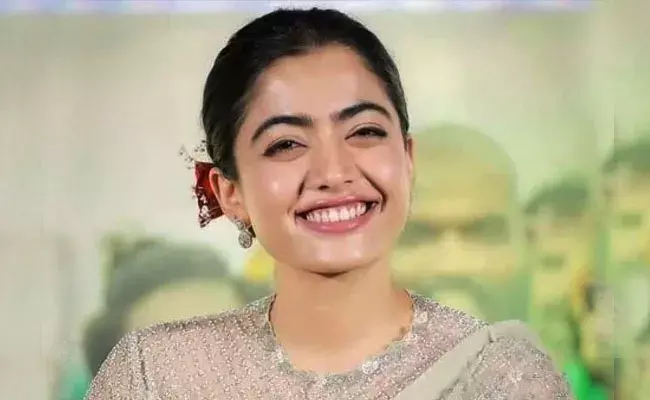 Rashmika Mandana: ఎక్కడి నుంచి వచ్చిందీ మర్చిపోతే ఎలా: రష్మికపై కన్నడిగుల ఆగ్రహం Rashmika Mandana: ఎక్కడి నుంచి వచ్చిందీ మర్చిపోతే ఎలా: రష్మికపై కన్నడిగుల ఆగ్రహం