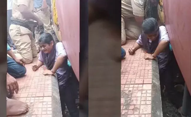 Duvvada Railway Station: రైలు దిగుతూ పట్టు తప్పి ప్లాట్ఫామ్ మధ్య ఇరుక్కుని.. Duvvada Railway Station: రైలు దిగుతూ పట్టు తప్పి ప్లాట్ఫామ్ మధ్య ఇరుక్కుని..