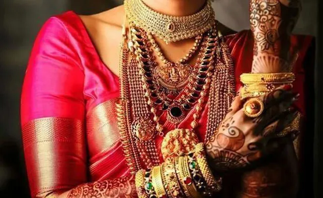 Gold and Silver Rates Today : నిలకడగా బంగారం, పెరిగిన వెండి ధరలు.. ఈ రోజు మార్కెట్లో ఈ విధంగా.. Gold and Silver Rates Today : నిలకడగా బంగారం, పెరిగిన వెండి ధరలు.. ఈ రోజు మార్కెట్లో ఈ విధంగా..