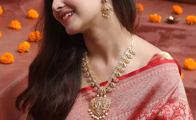 Gold and Silver Rates Today : నిలకడగా బంగారం, పెరిగిన వెండి ధరలు.. ఈ రోజు మార్కెట్లో ఈ విధంగా.. Gold and Silver Rates Today : నిలకడగా బంగారం, పెరిగిన వెండి ధరలు.. ఈ రోజు మార్కెట్లో ఈ విధంగా..