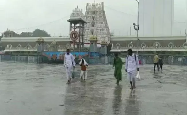 Mandous Cyclone in Tirupati: తిరుపతిలో మాండూస్ బీభత్సం.. Mandous Cyclone in Tirupati: తిరుపతిలో మాండూస్ బీభత్సం..