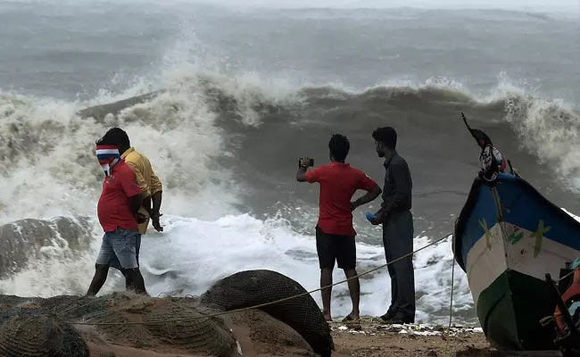 Mandus Cyclone: తీరం దాటిన మాండూస్.. ఏపీపై భారీ ప్రభావం Mandus Cyclone: తీరం దాటిన మాండూస్.. ఏపీపై భారీ ప్రభావం