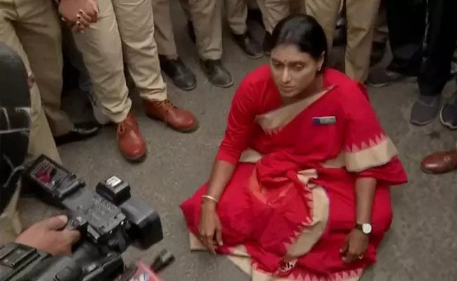 Sharmila: షర్మిల.. పార్టీ ఆఫీసు ముందు ఆమరణ నిరహార దీక్ష Sharmila: షర్మిల.. పార్టీ ఆఫీసు ముందు ఆమరణ నిరహార దీక్ష