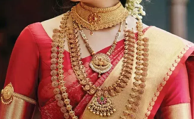 Gold and Silver Rates Today : తగ్గిన బంగారం, వెండి ధరలు.. ఈ రోజు మార్కెట్లో ఈ విధంగా.. Gold and Silver Rates Today : తగ్గిన బంగారం, వెండి ధరలు.. ఈ రోజు మార్కెట్లో ఈ విధంగా..