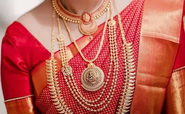 Gold and Silver Rates Today : తగ్గిన బంగారం, వెండి ధరలు.. ఈ రోజు మార్కెట్లో ఈ విధంగా.. Gold and Silver Rates Today : తగ్గిన బంగారం, వెండి ధరలు.. ఈ రోజు మార్కెట్లో ఈ విధంగా..