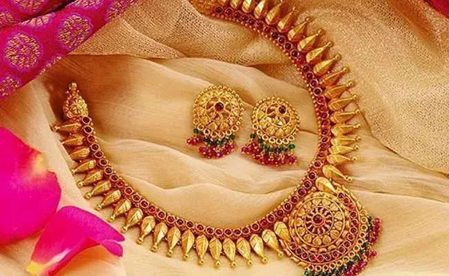 Gold and Silver Rates Today : తగ్గిన బంగారం, పెరిగిన వెండి ధరలు.. ఈ రోజు మార్కెట్లో ఈ విధంగా.. Gold and Silver Rates Today : తగ్గిన బంగారం, పెరిగిన వెండి ధరలు.. ఈ రోజు మార్కెట్లో ఈ విధంగా..