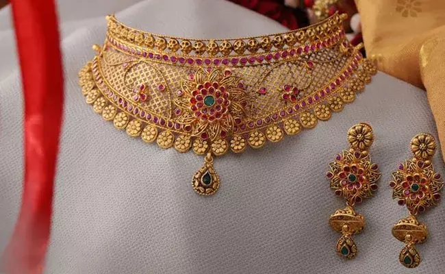 Gold and Silver Rates Today : తగ్గిన బంగారం, వెండి ధరలు.. ఈ రోజు మార్కెట్లో ఈ విధంగా.. Gold and Silver Rates Today : తగ్గిన బంగారం, వెండి ధరలు.. ఈ రోజు మార్కెట్లో ఈ విధంగా..