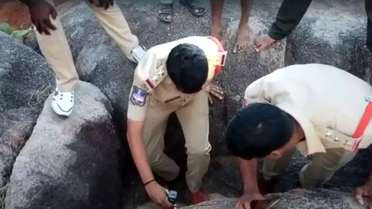 బండరాళ్ల మధ్య తలకిందులుగా ఇరుక్కున్న వ్యక్తి; రెండు రోజులుగా ప్రత్యక్ష నరకం