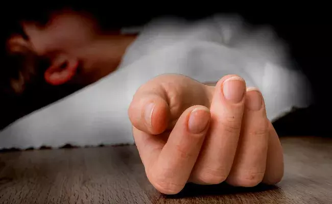 East Godavari: గర్భిణీ మరణం.. వైద్యులే కారణం: ఆస్పత్రి ముందు బంధువుల ధర్నా East Godavari: గర్భిణీ మరణం.. వైద్యులే కారణం: ఆస్పత్రి ముందు బంధువుల ధర్నా