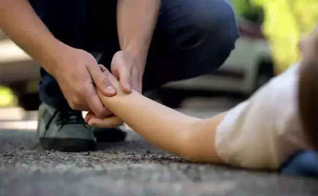 Shocking!: 12 ఏళ్ల పసివాడికి కూడా గుండెనొప్పి.. స్కూల్ బస్సులోనే కుప్పకూలి.. Shocking!: 12 ఏళ్ల పసివాడికి కూడా గుండెనొప్పి.. స్కూల్ బస్సులోనే కుప్పకూలి..