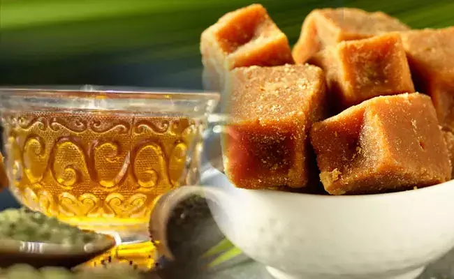 Bellam Water Benefits: ఉదయాన్నే గ్లాసు గోరు వెచ్చని నీళ్లలో చిన్న బెల్లం ముక్క వేసుకుని తాగితే.. Bellam Water Benefits: ఉదయాన్నే గ్లాసు గోరు వెచ్చని నీళ్లలో చిన్న బెల్లం ముక్క వేసుకుని తాగితే..