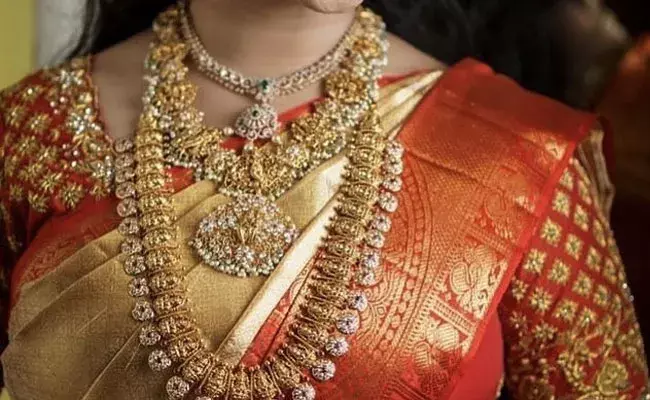 Gold and Silver Rates Today : తగ్గిన బంగారం, పెరిగిన వెండి ధరలు.. ఈ రోజు మార్కెట్లో ఈ విధంగా.. Gold and Silver Rates Today : తగ్గిన బంగారం, పెరిగిన వెండి ధరలు.. ఈ రోజు మార్కెట్లో ఈ విధంగా..