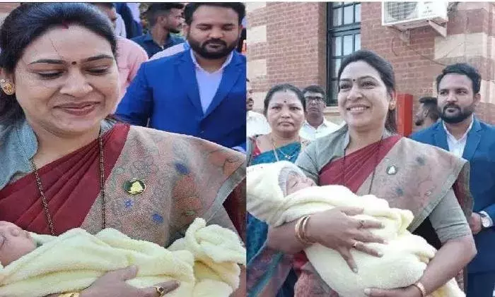 Political Day Out : అమ్మతో పాటూ అసెంబ్లీకి.. కేరింతలతో మురిసిన శాసనసభ