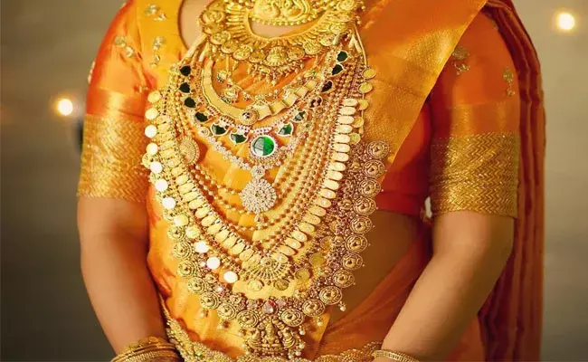 Gold and Silver Rates Today : నిలకడగా బంగారం, తగ్గిన వెండి ధరలు.. ఈ రోజు మార్కెట్లో ఈ విధంగా.. Gold and Silver Rates Today : నిలకడగా బంగారం, తగ్గిన వెండి ధరలు.. ఈ రోజు మార్కెట్లో ఈ విధంగా..